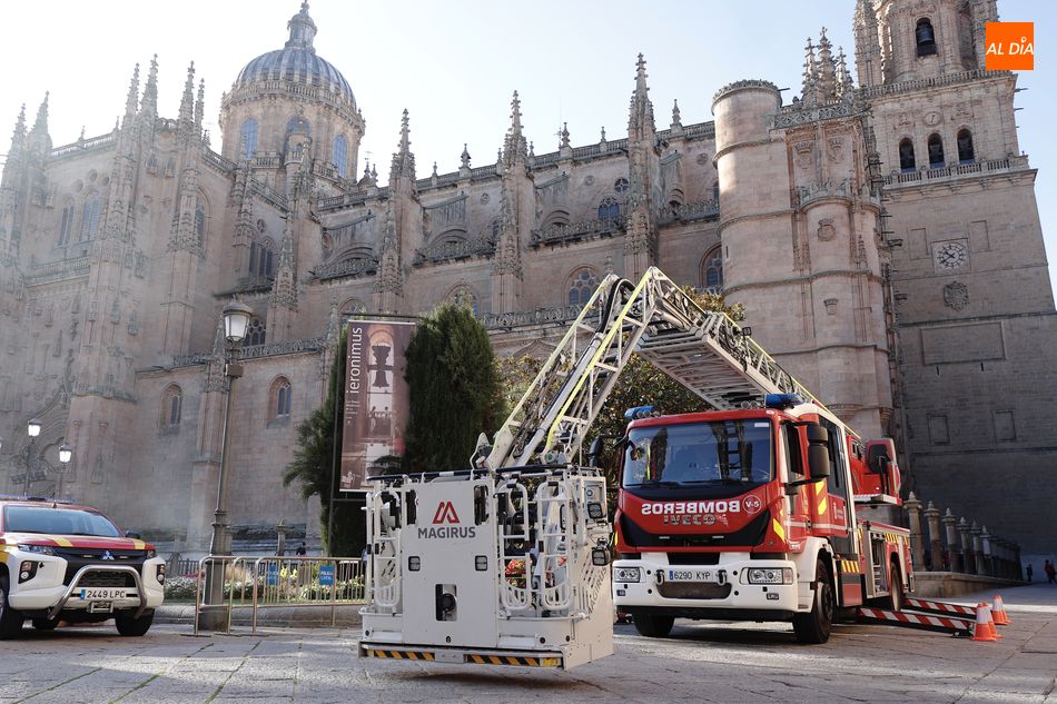Hasta el 24 de octubre, de 10:00 a 14:00 y de 16:30 a 19:00 horas, las familias podrán adentrarse en esta estructura con una exposición de material y equipos de prevención, extinción de incendios y salvamento, en la plaza de Anaya. Fotos de Guillermo Garc