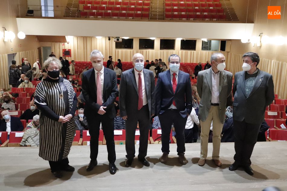 El rector de la USAL, Ricardo Rivero, junto a los organizadores de este homenaje, en el Auditorio Fonseca. Foto de Guillermo García San Miguel