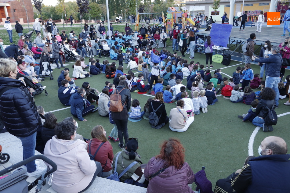 Público infantil en el cuentacuentos de las fiestas del barrio de Huerta Otea