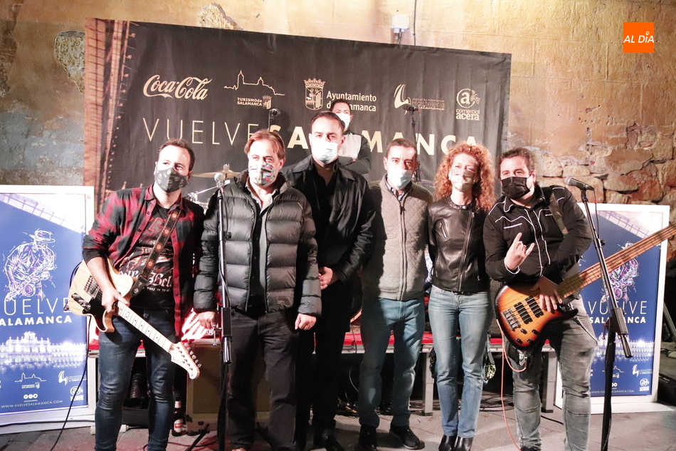 El grupo Efecto Retroactivo con los concejales Fernando Castaño y Ana Suárez y el presidente de la Asociación de Empresarios de Hostelería, Álvaro Juanes