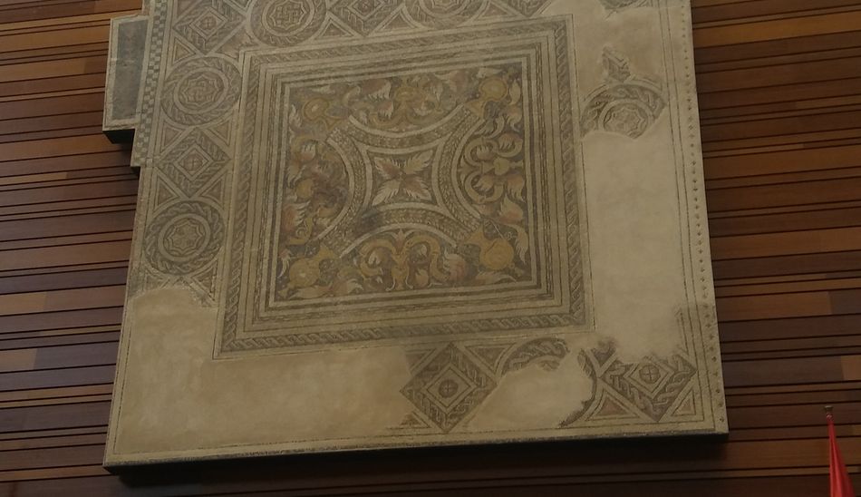 El Mosaico de los Cántaros que actualmente decora el hemiciclo de las Cortes de Castilla y León