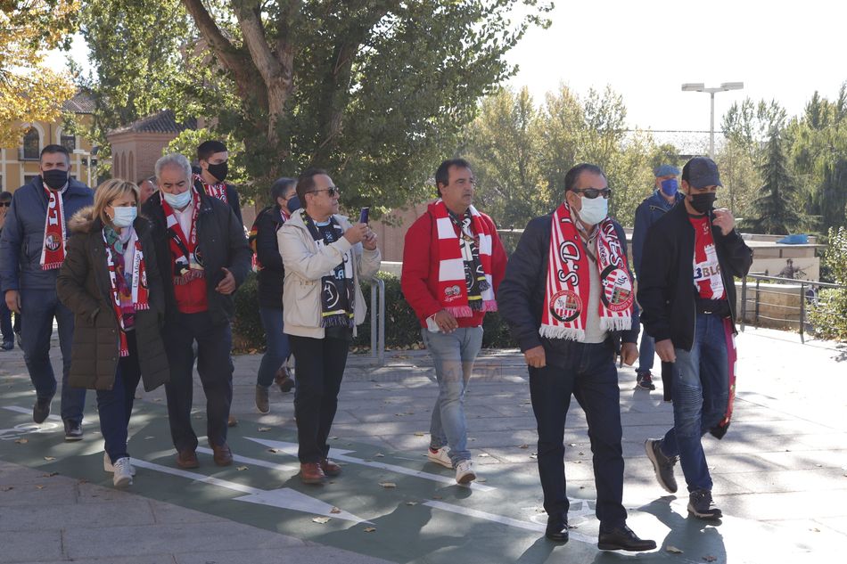 Foto 2 - La fiesta del fútbol popular de la gente de Unionistas y la SD Logroñés ya se vive en Salamanca