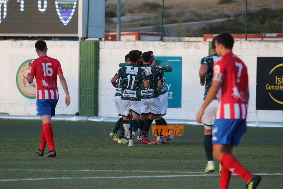 Los jugadores del Guijuelo celebran el segundo tanto del partido / Kiko Robles