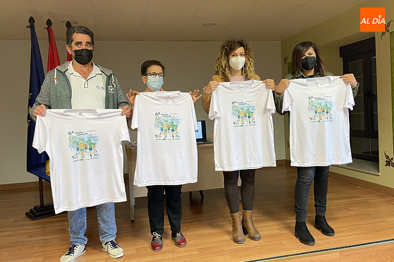 Representantes de la organizacion y la asociación Corazones Guerreros presentaban la 6º Marcha Solidaria de Villar de Gallimazo