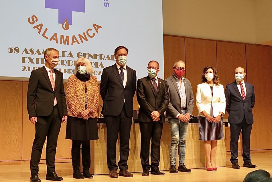 Entrega de la medalla de la Hermandad de Donantes de Sangre al Ayto. de Salamanca en manos del alcalde, Carlos García Carbayo - Ayto. Salamanca
