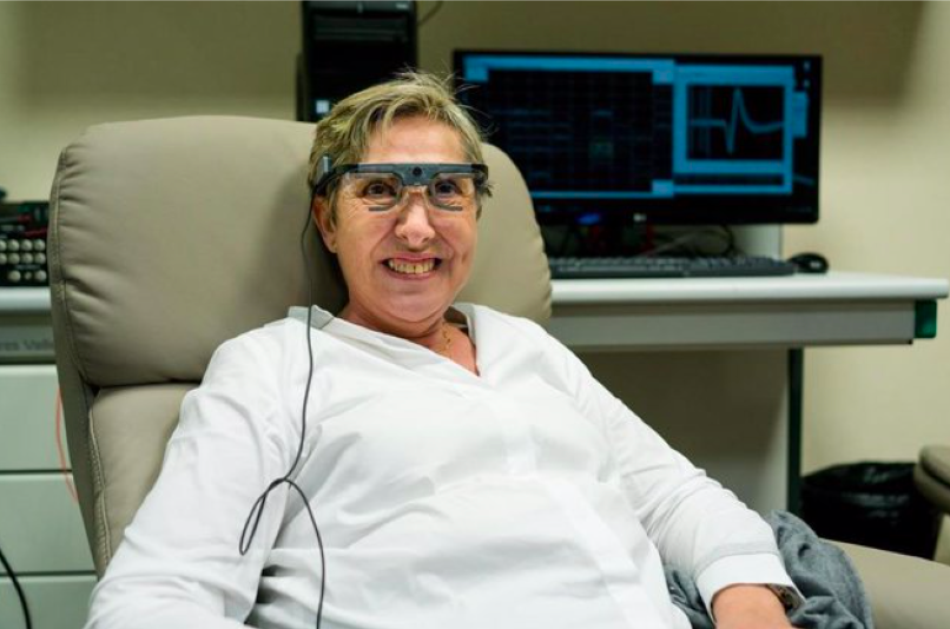 La persona voluntaria, una mujer de 57 años de edad, ha sido capaz de percibir letras e identificar la silueta de algunos objetos - UMH