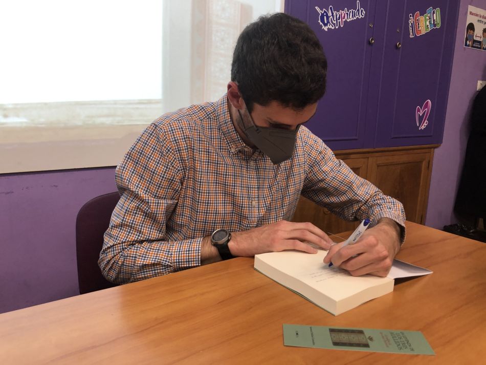 Samuel Deblas presentó su primera novela en el Colegio Maristas - CMC