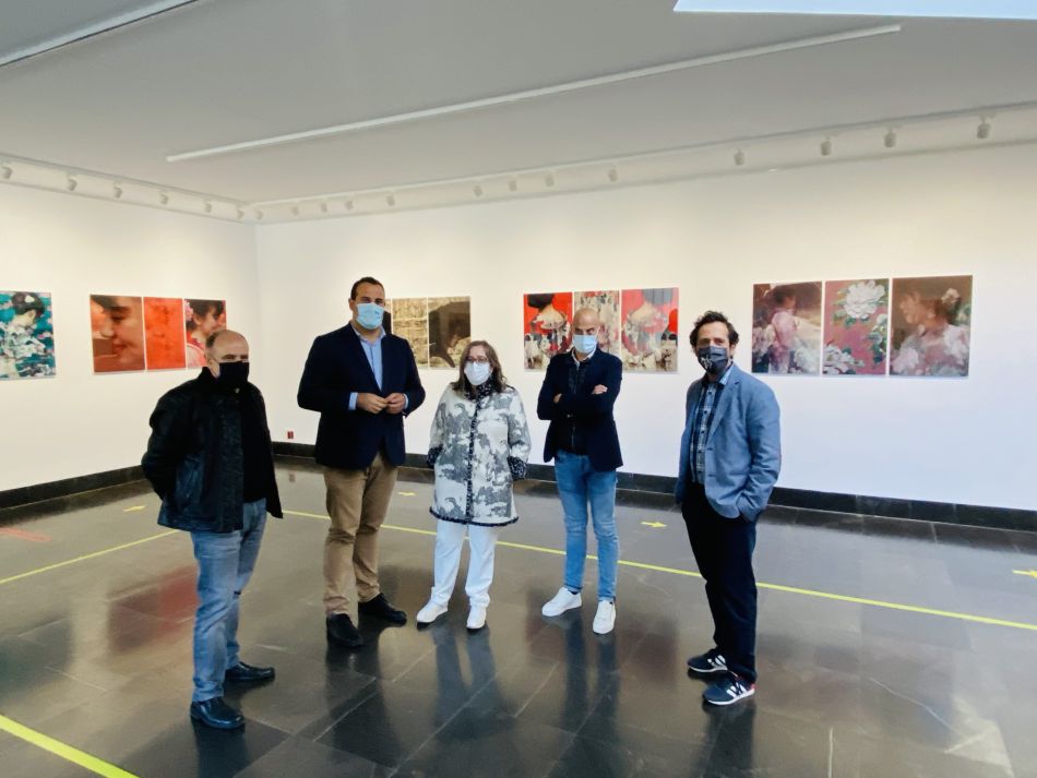 Acto de inauguración con la artista, Gema Climent, y el alcalde, David Mingo, entre otros - Ayto. Santa Marta