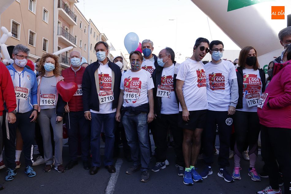 El alcalde, Carlos García Carbayo, en la salida de la carrera participativa - Fotos: Guillermo García