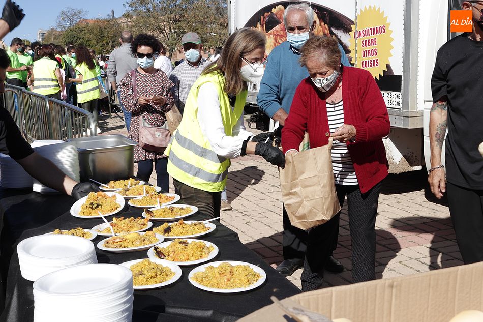 Reparto de paella para los vecinos de Huerta Otea - Fotos: Guillermo García