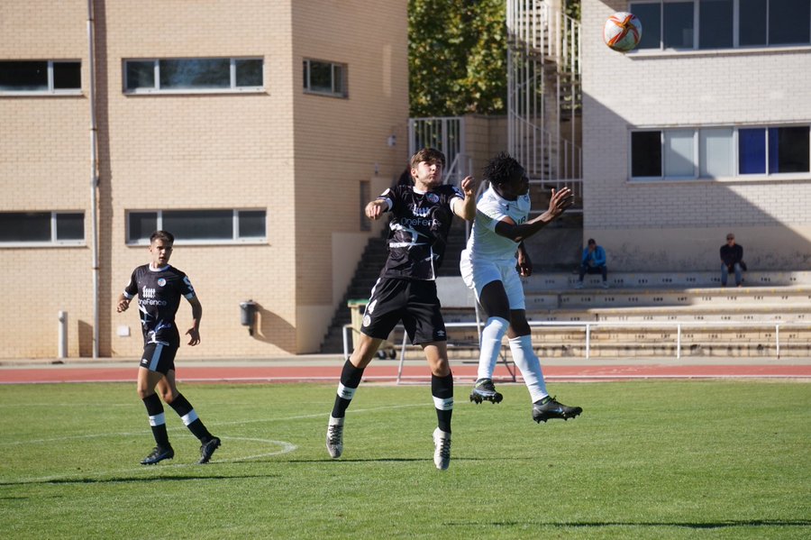 Una disputa en el derbi de Las Pistas / Base UDS