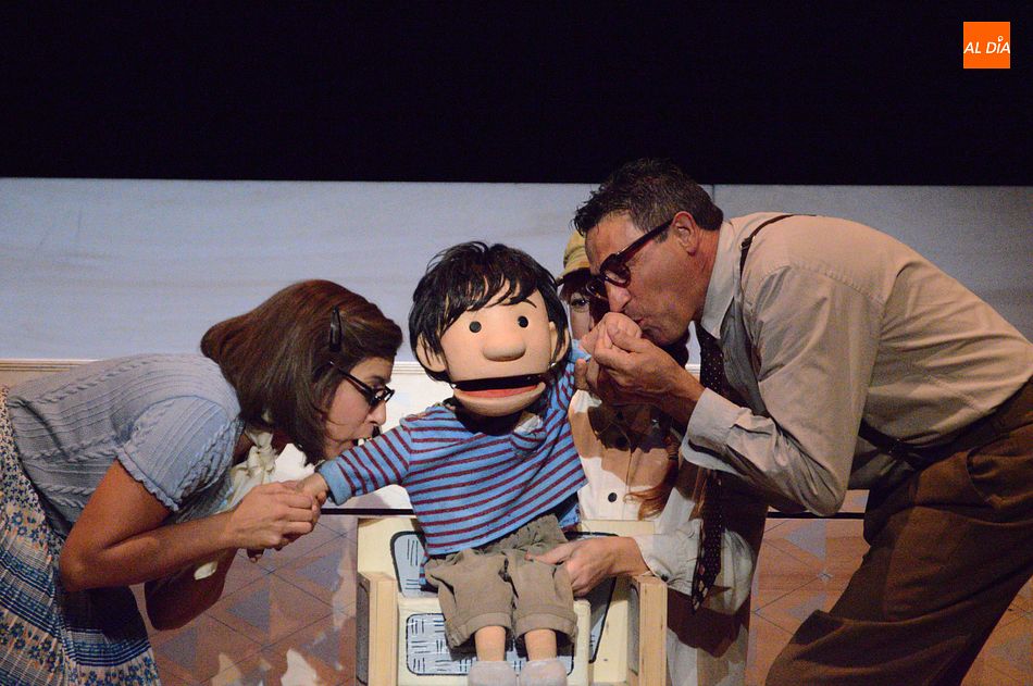 La obra cuenta con actores reales y marionetas - Fotos: Guillermo García