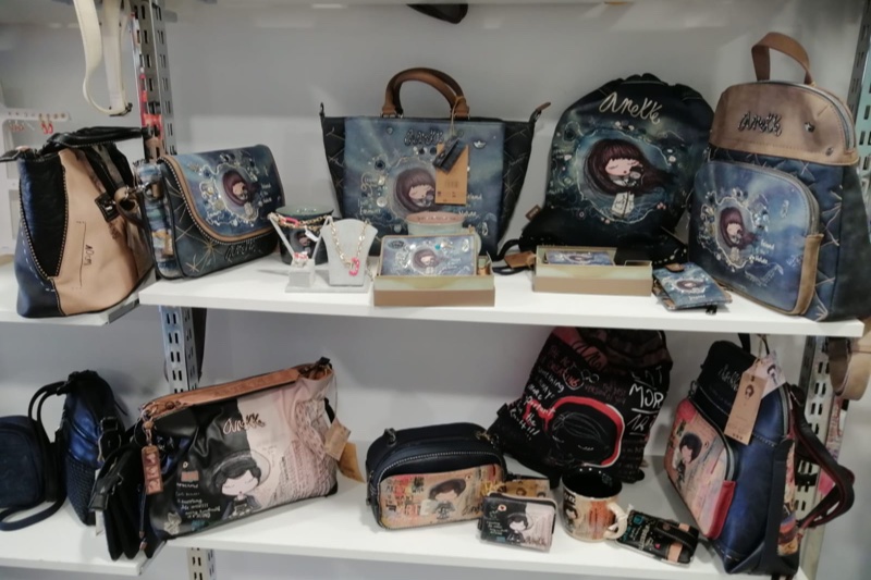 Zaleitos, en la Plaza de España 17 en Peñaranda, dispone de la exclusiva colección de bolsos anekke