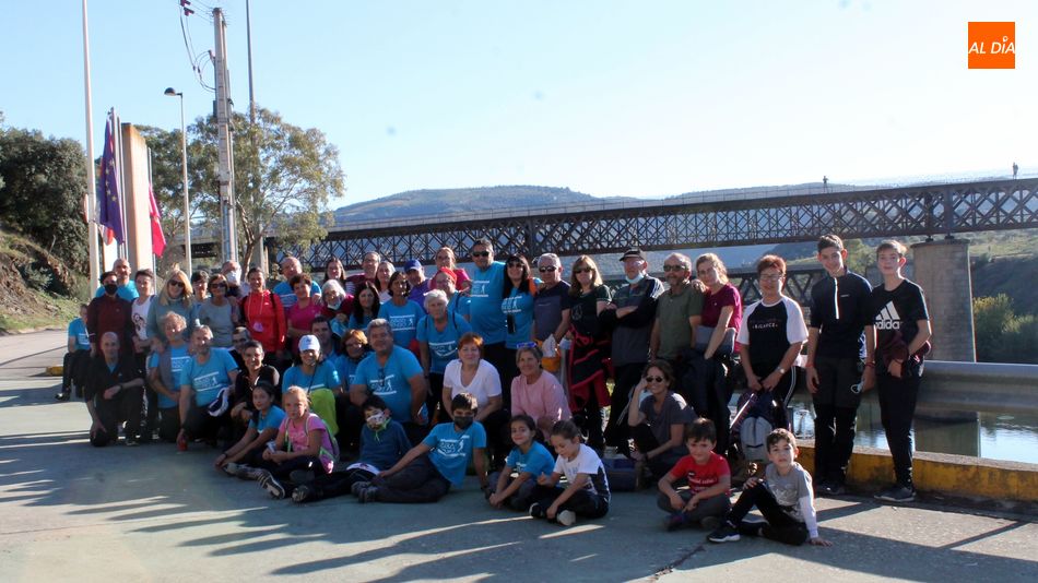 Los senderistas a su llegada a Vega Terrón, con el último puente de la vía al fondo