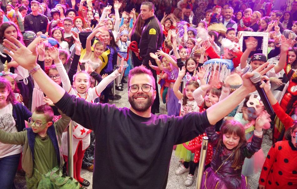Jimeno, el famoso colaborador del programa de Cadena Cien “¡Buenos días, Javi y Mar!”, en un acto anterior en el Centro Comercial El Tormes
