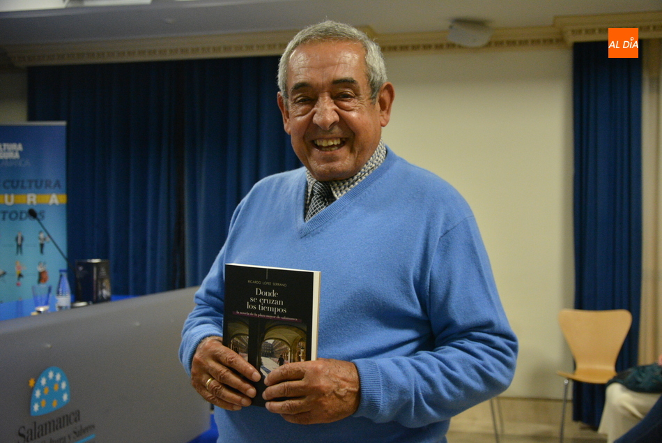 El autor Ricardo López Serrano con un ejemplo de Donde se cruzan los tiempos