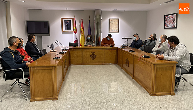 La alcaldesa Carmen Ávila y el concejal de Urbanismo, Antonio Poveda, se reunían este lunes con los pintores de la ciudad