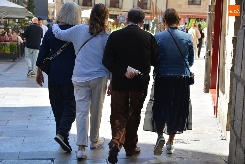 Foto de archivo de viandantes en el centro de Salamanca