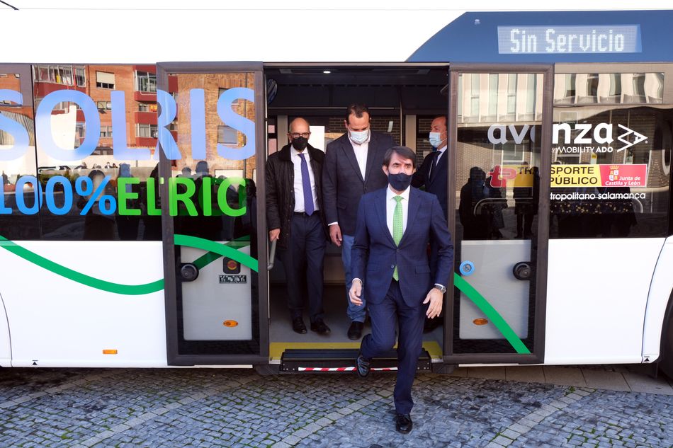 El consejero de Fomento y Medio Ambiente, Juan Carlos Suárez-Quiñones, en la presentación de este autobús. Foto JCYL