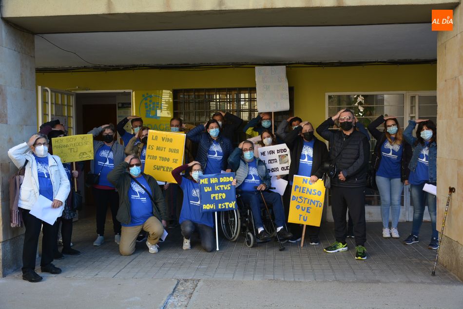 Integrantes de ASDACE que reivindican rehabilitación especializada para las personas afectadas por daños cerebrales. Foto de Vanesa Martins