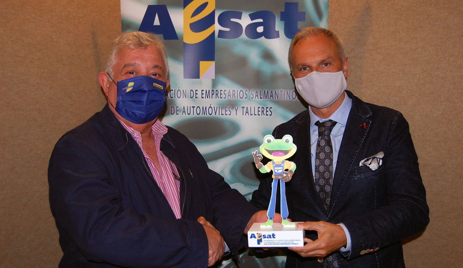 José Antonio Hernández Fonseca, gerente de FHASA Agrosalamanca, a la izquierda, recibe el galardón de AESAT