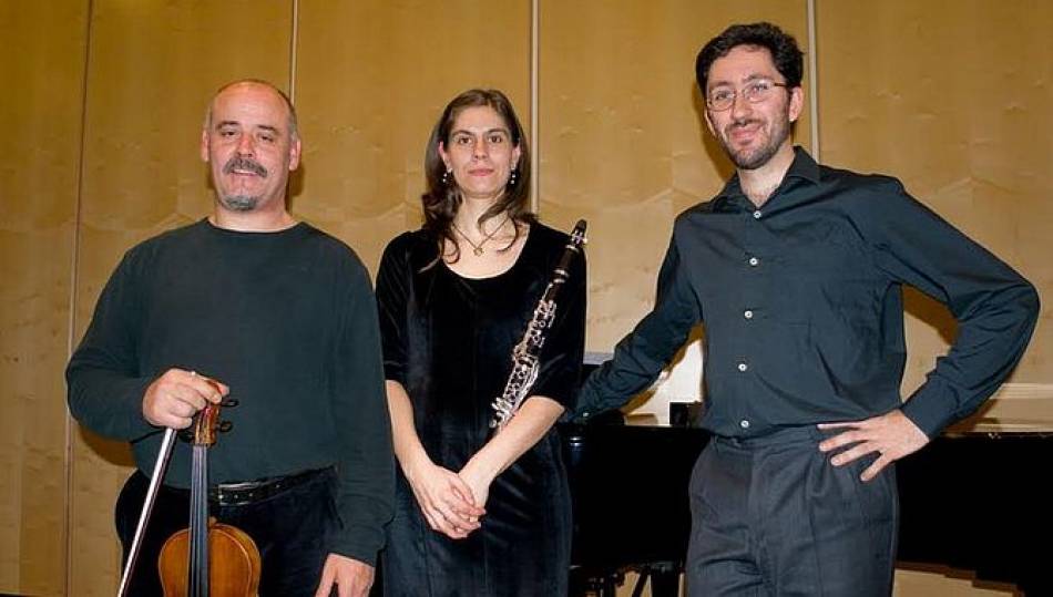 Trío Contrastes, con Marco Pastor al violín, Lara Díaz al clarinete y Juan Francisco Vicente al piano