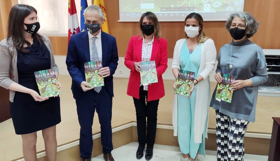 Esther del Brío, autora de ‘El bosque de la economía’, segunda por la derecha. Foto EP