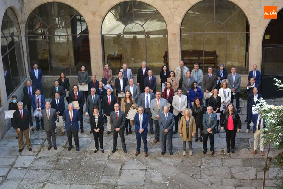 Los premiados posaron en el patio de las Escuelas Mayores. Foto de Vanesa Martins