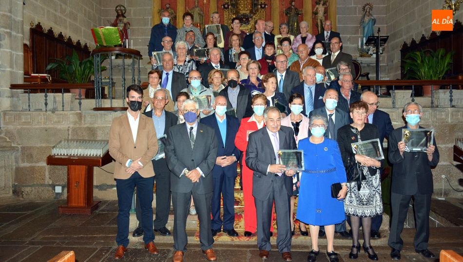 Matrimonios que han cumplido sus Bodas de Oro en 2021 y autoridades / E. Corredera