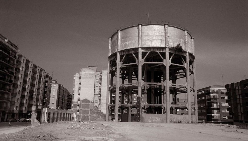 Depósito elevado de aguas situado en la avenida de Campoamor. Fotos de Emiliano Cruz Martín