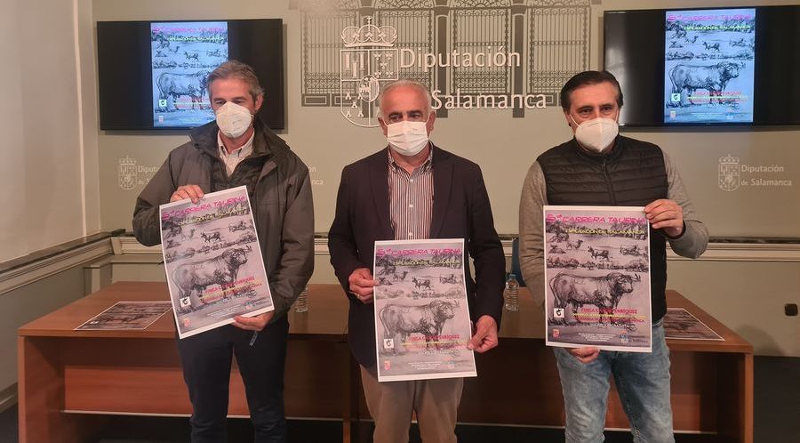 Presentación de esta carrera en la Diputación con el diputado de Deportes, Jesús María Ortiz, en el centro, junto al director de la Escuela de Tauromaquia, José Ignacio Sánchez, y el delegado provincial de Atletismo, Casimiro Blanco