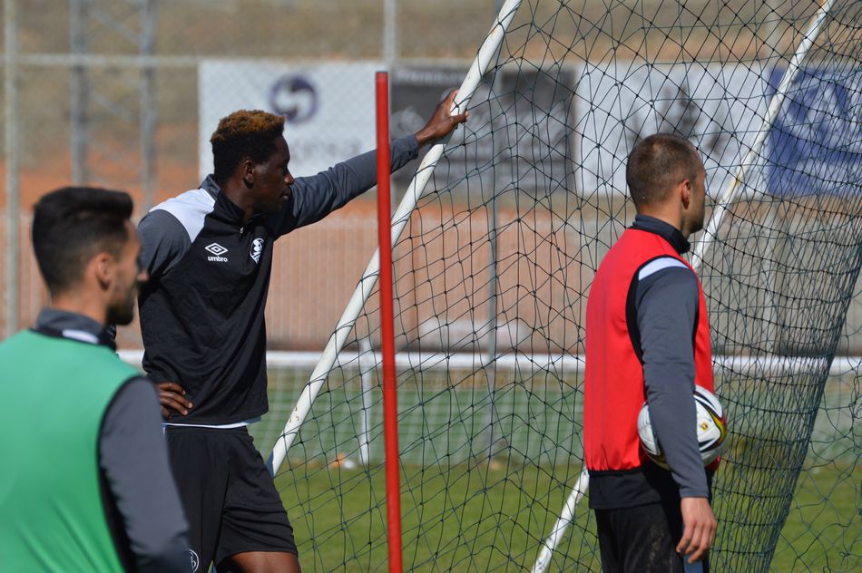 Liam observa a sus compañeros / Carlos Cuervo