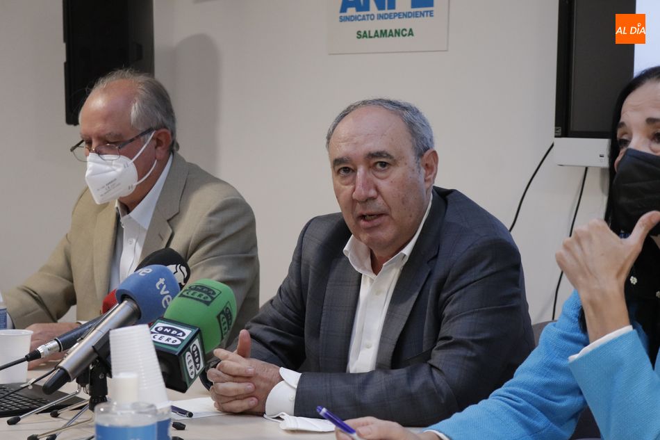 Nicolás Fernández Guisado, presidente nacional de ANPE, en la nueva sede de este sindicato de eduación, en la avenida de Portugal. Foto de Guillermo García