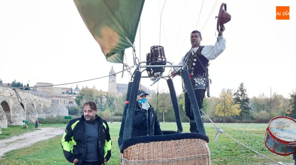 El Mariquelo, junto al concejal de Turismo, Fernando Castaño, antes de partir en globo, junto al Puente Romano