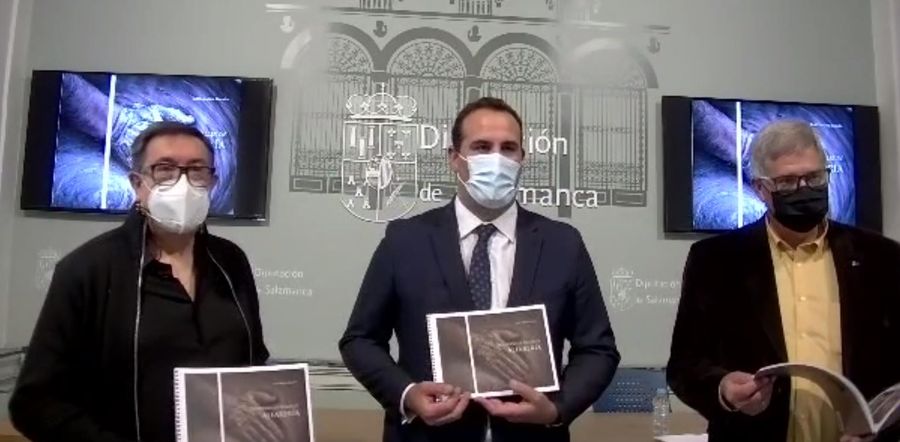 Presentación de este nuevo libro de la Diputación con el diputado de Cultura, David Mingo, en el centro, junto al director del Instituto de las Identidades (IDES), Juan Francisco Blanco, y el autor del libro, Iñaki Sánchez, a la izquierda