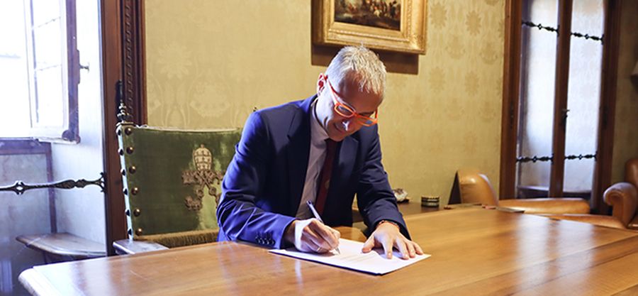 El rector Ricardo Rivero firma la convocatoria electoral. Foto USAL