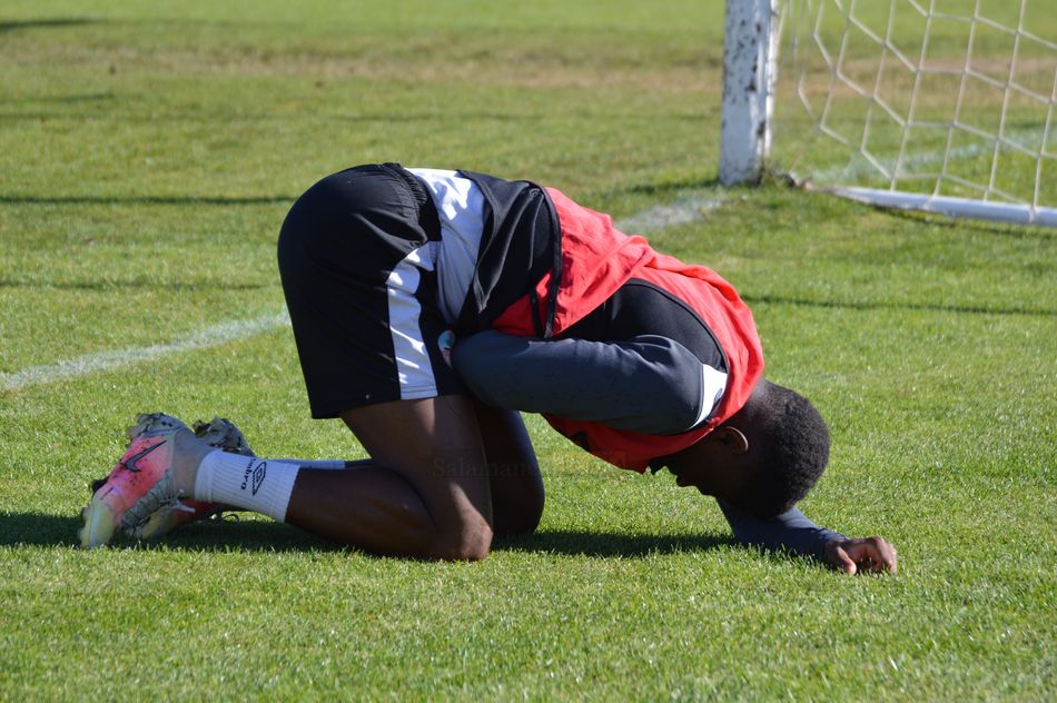 Ibra Keita, dolorido tras un golpe / Carlos Cuervo