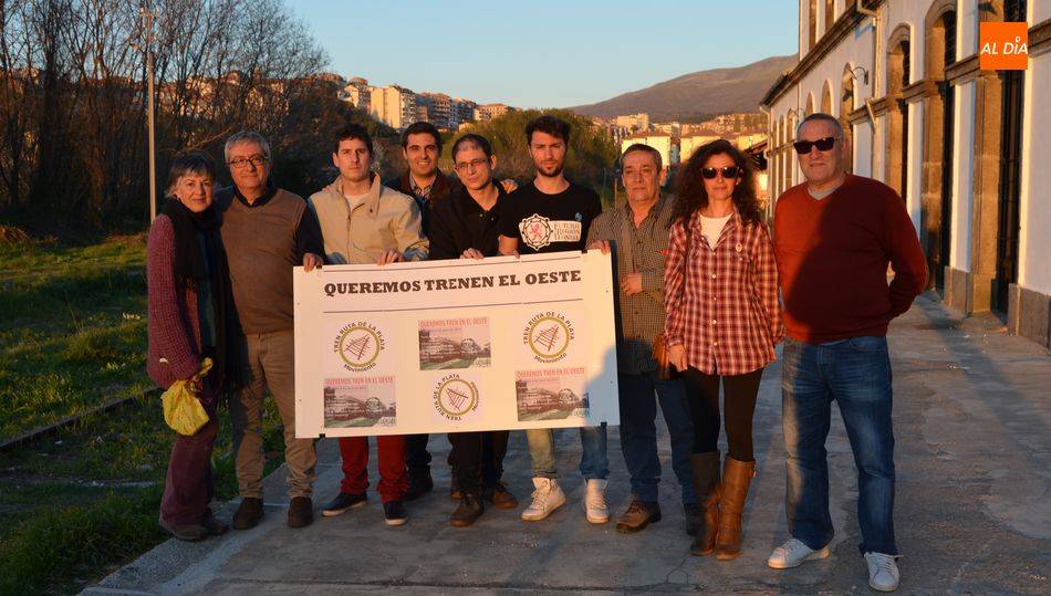 Miembros del Movimiento por el Tren de la Ruta de la Plata en una actividad anterior - Archivo