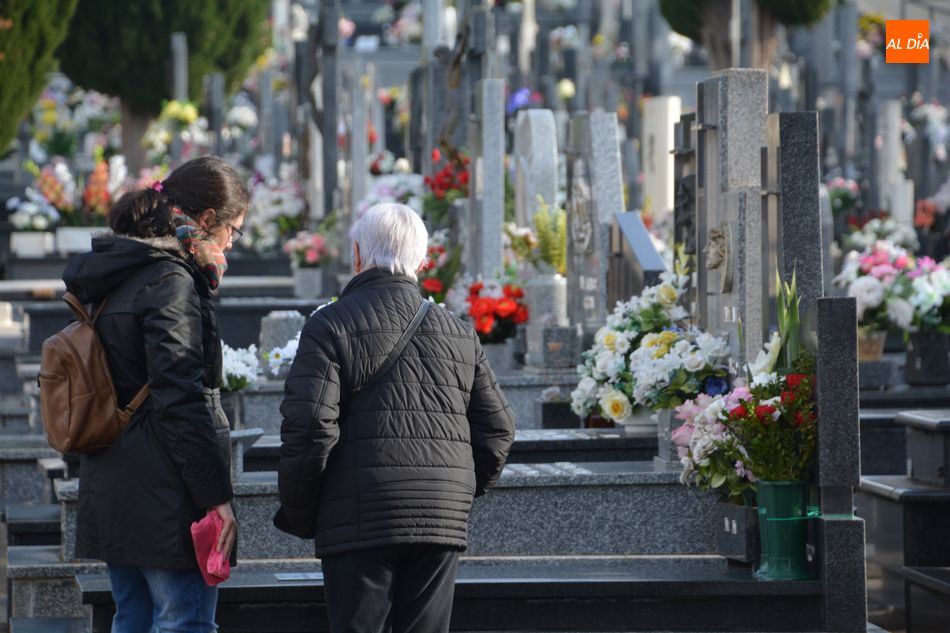 Foto de archivo de una de las tradicionales visitas al cementerio de Salamanca