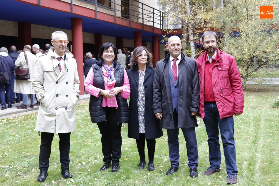 Ricardo Rivero, rector de la USAL, junto a algunos docentes de Derecho, en el 25 aniversario del edificio de esta Facultad en el Campus Unamuno. Foto de Guillermo García San Miguel