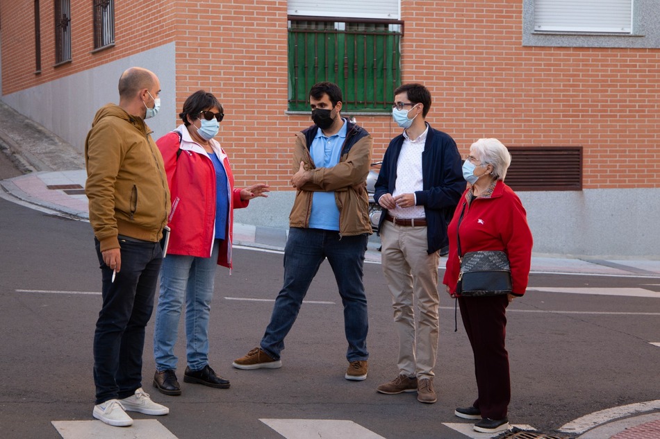 Concejales del PSOE con miembros de la la asociación Canto Blanco durante una visita al barrio Blanco