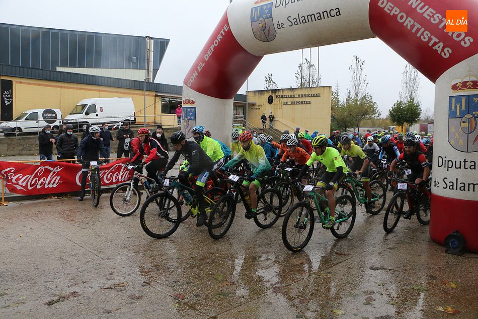 Los ciclistas tomaron la salida de la nueva edición de la Jamountain Bike de Guijuelo - Kiko Robles