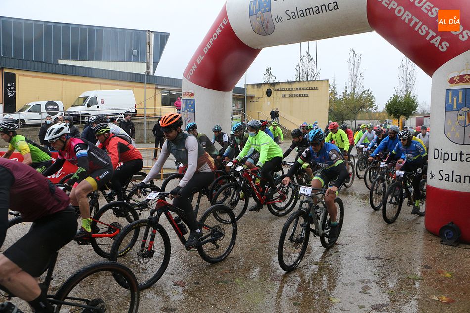 Foto 6 - Los 250 participantes de la Jamountain Bike desafían hoy a la lluvia en Guijuelo