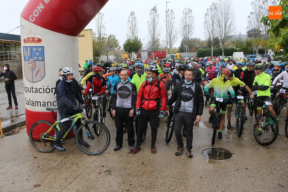 Foto 3 - Los 250 participantes de la Jamountain Bike desafían hoy a la lluvia en Guijuelo