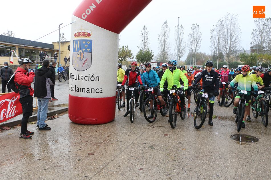 Foto 2 - Los 250 participantes de la Jamountain Bike desafían hoy a la lluvia en Guijuelo