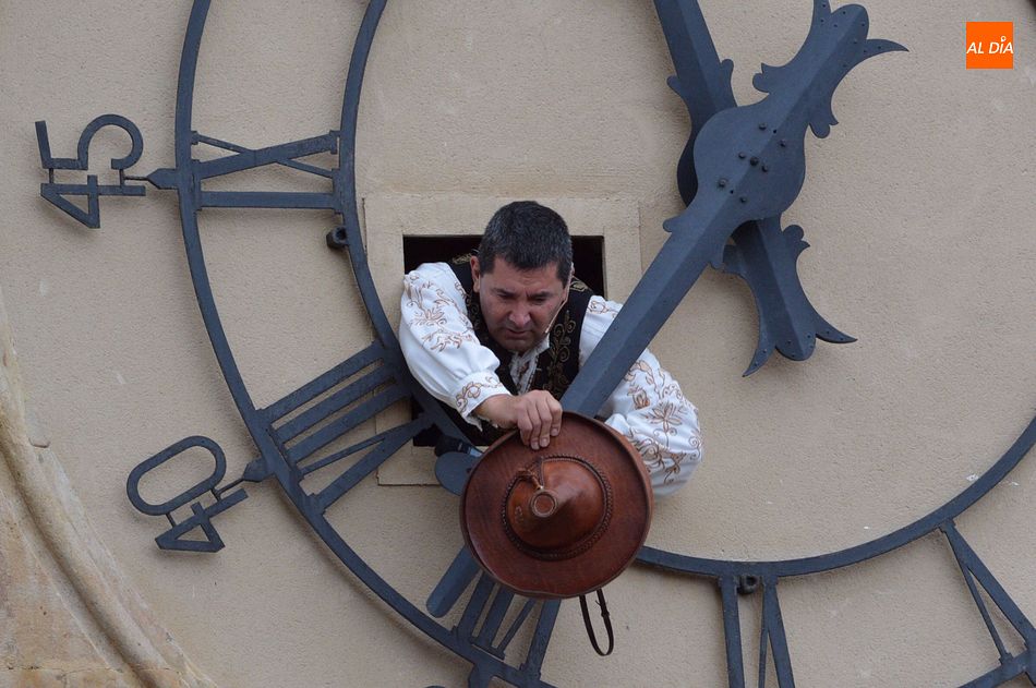 El Mariquelo justo antes de iniciar su ascenso en la Catedral de Salamanca - Fotos: Guillermo García