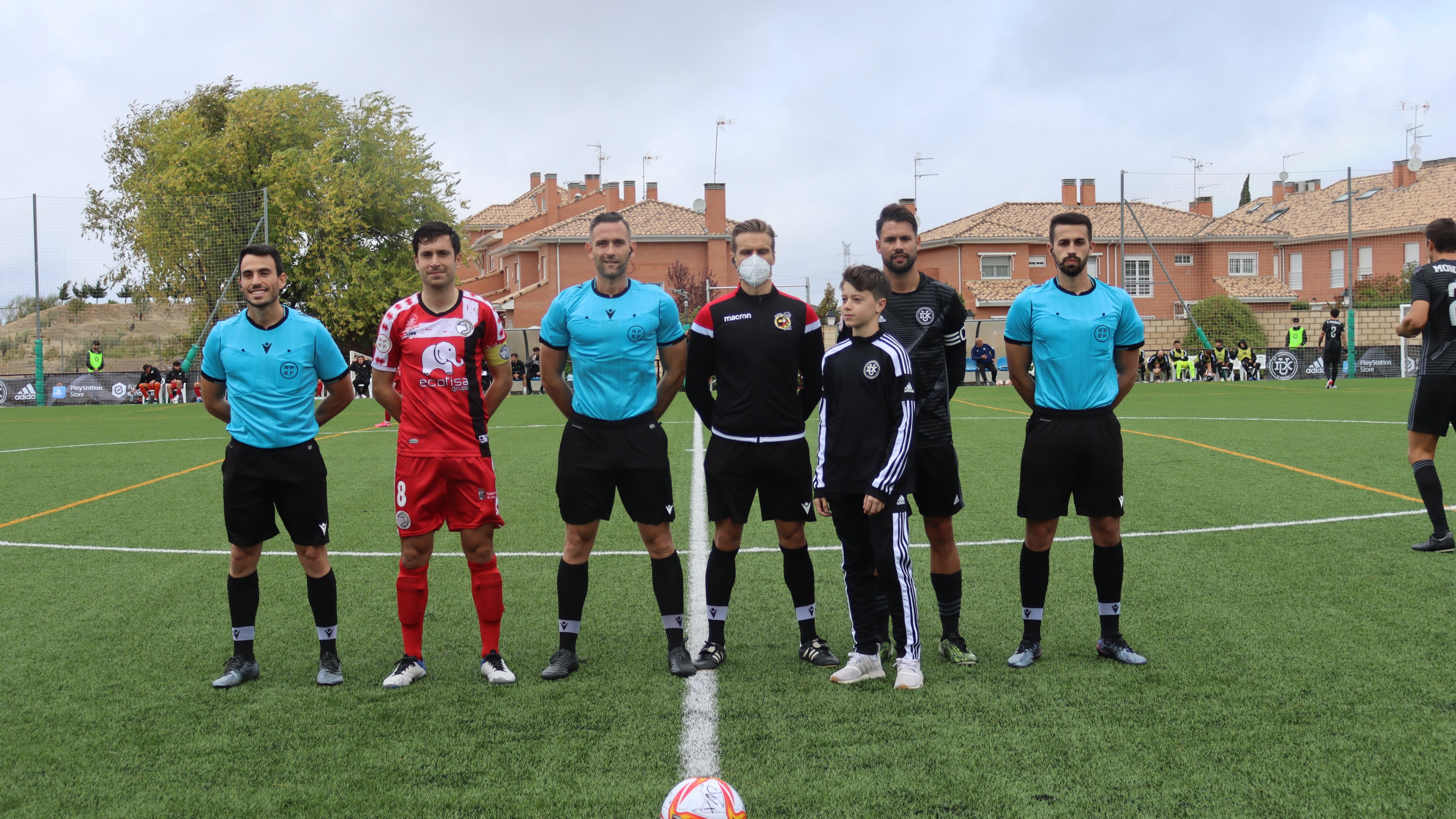 Posado de los capitanes con el equipo arbitral / DUX
