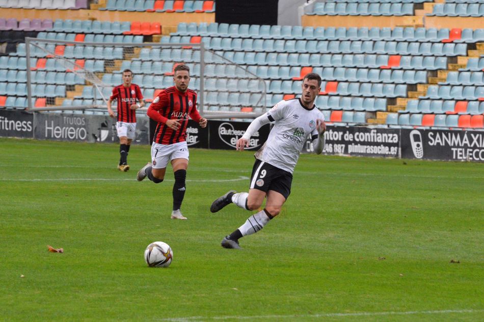 Jairo Morillas da un pase / Guillermo García