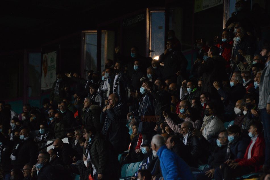 Aficionados del Salamanca UDS, en la grada / Guillermo García