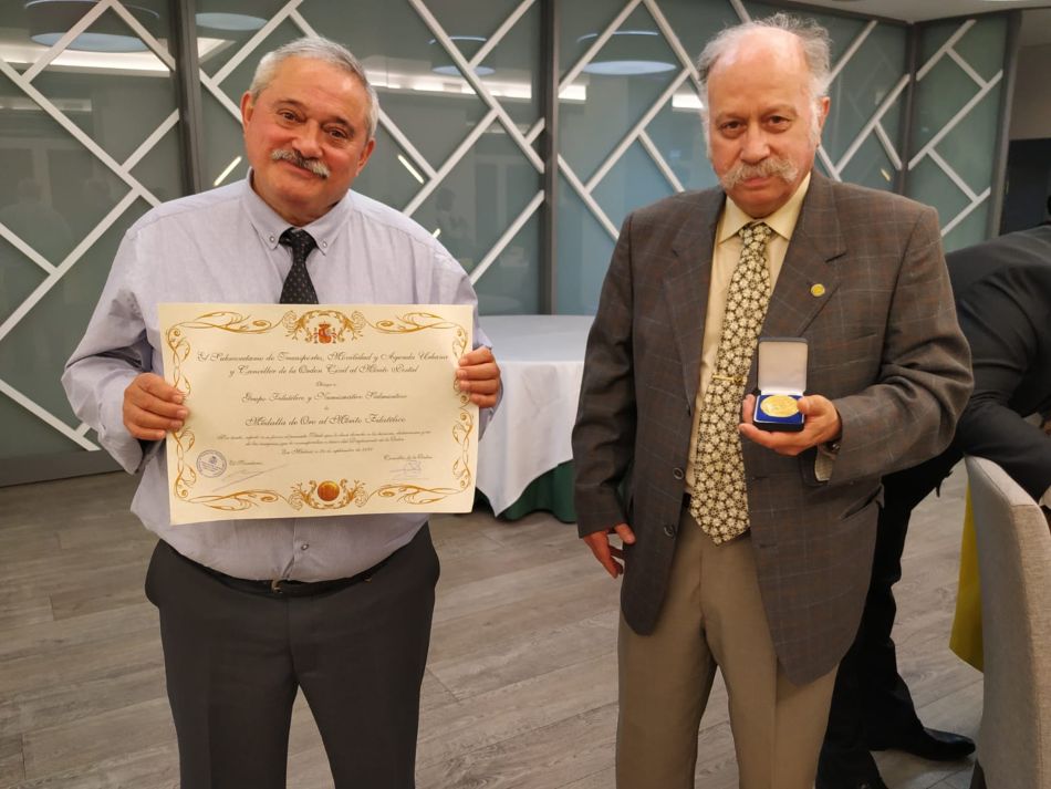 El presidente Agustín Hernández de Vega y el vocal José Luis Rodríguez Argüeso, recogen la medalla - GFNS